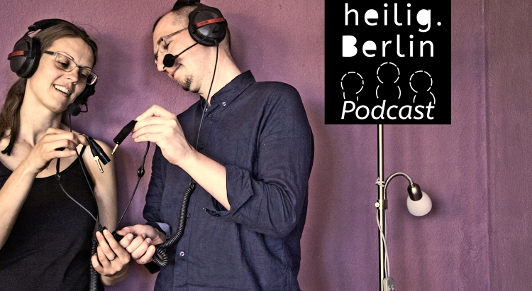 Warum Ehe? Heilig.Berlin Podcast. Auf dem Bild formen eine Frau und ein Mann mit Mikrofonkabeln ein Herz. Foto: Stephan Hartmann / https://heilig.berlin