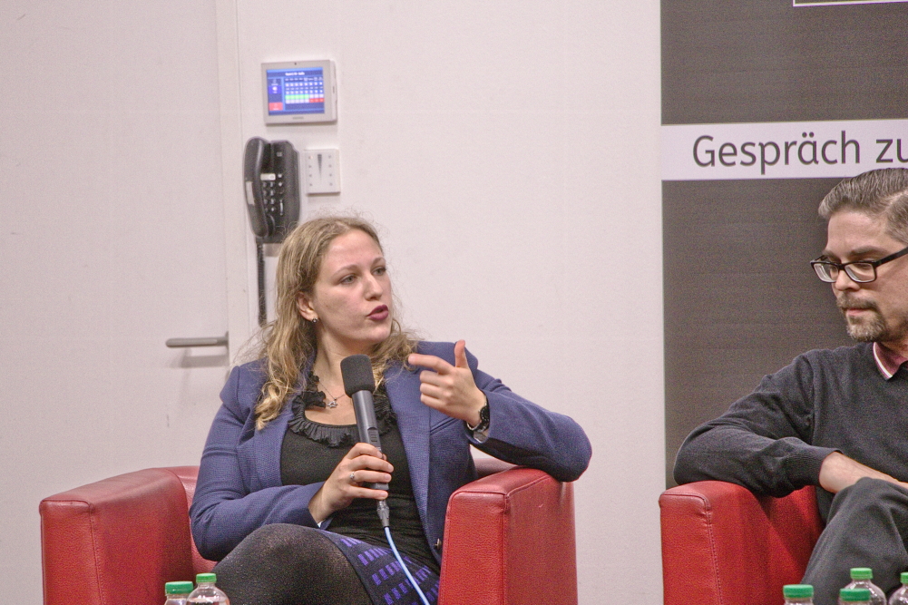 Dalia Grinfeld, Präsidentin der "Jüdischen Studierndenunion" bei der Diskussion. Foto: Stephan Hartmann / heilig.Berlin