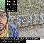 Ein Gesicht schaut den Betrachter an. Im Hintergrund gesprühter Schriftzug: "Seid Lieb" Unter dem Bild ist Text eingefügt: heilig.Berlin Podcast: Podcast 21 „Es gibt nichts Böses, außer man tut es“?