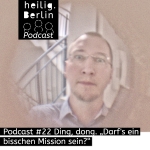 Beitragsbild für heilig.Berlin Podcast. Ein Mann steht in einem Treppenhaus und schaut in einen Türspion.