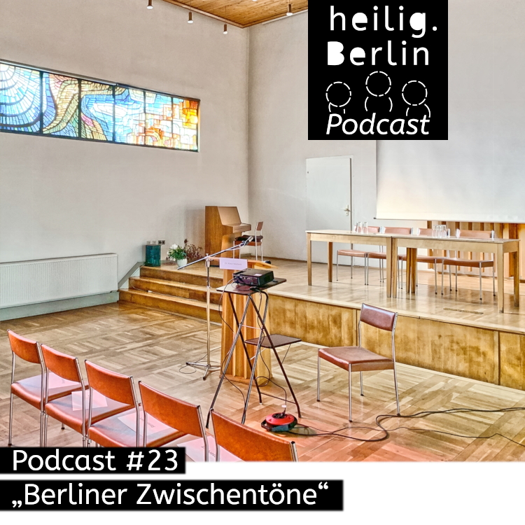 Gemeindesaal mit Buntglasfenstern und leeren Stühlen und Tischen. Im Vordergrund "heilig.Berlin Podcast" Logo. Foto: Stephan Hartmann